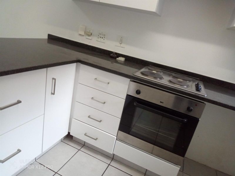 Opposite Greyville Racecourse, walking distance to university, schools and close to Avondale spar. - Photo 3