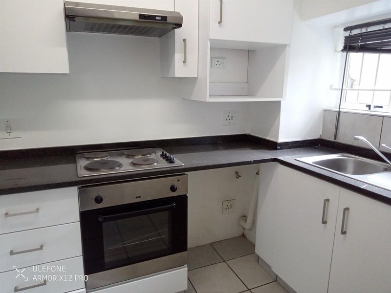 Opposite Greyville Racecourse, walking distance to university, schools and close to Avondale spar. - Photo 4