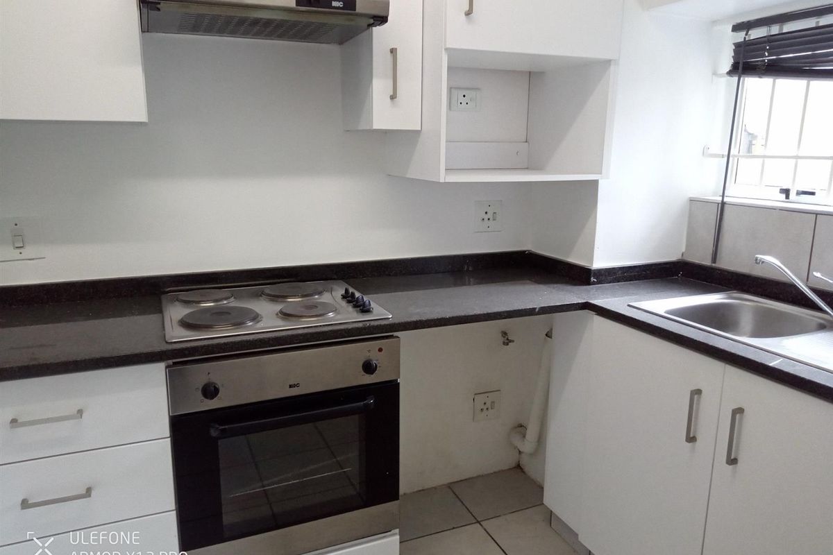 Opposite Greyville Racecourse, walking distance to university, schools and close to Avondale spar. - Photo 4