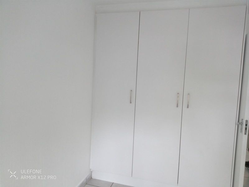 Opposite Greyville Racecourse, walking distance to university, schools and close to Avondale spar. - Photo 9