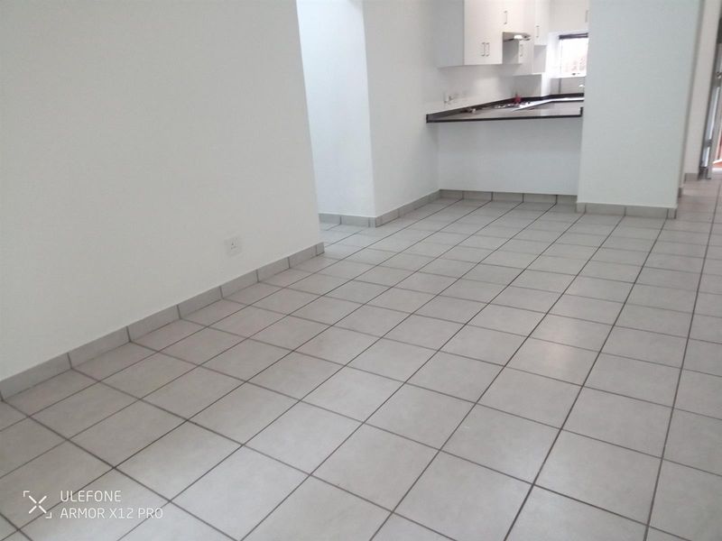 Opposite Greyville Racecourse, walking distance to university, schools and close to Avondale spar. - Photo 8