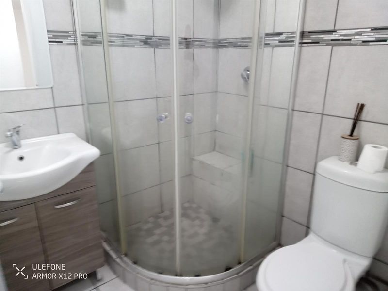 Opposite Greyville Racecourse, walking distance to university, schools and close to Avondale spar. - Photo 10