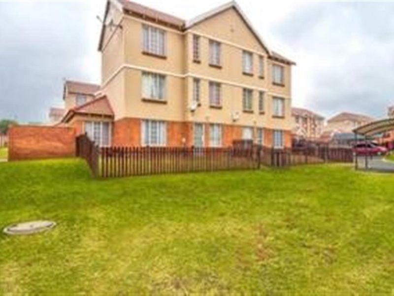 Townhouse for sale in Kempton Park - Photo 2