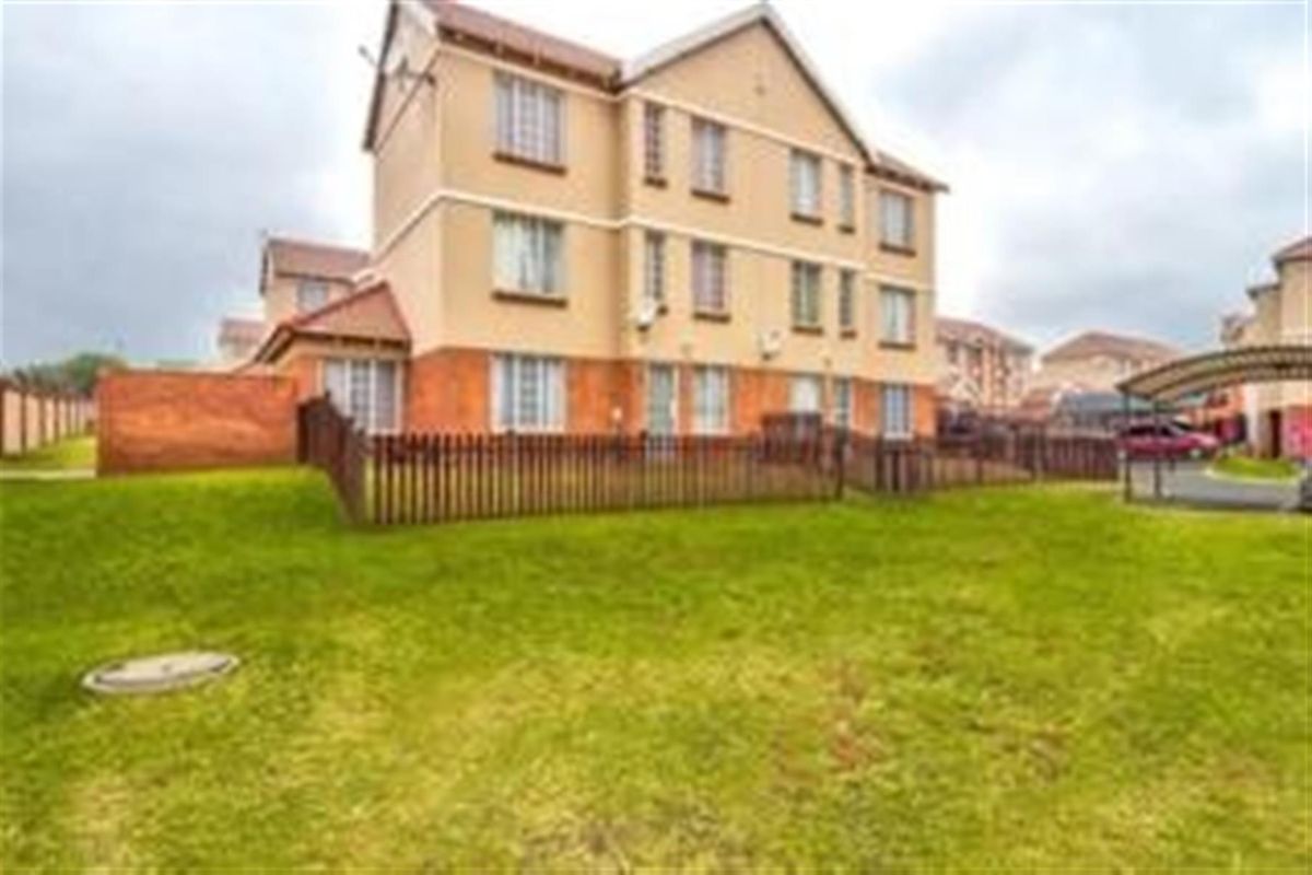 Townhouse for sale in Kempton Park - Photo 2