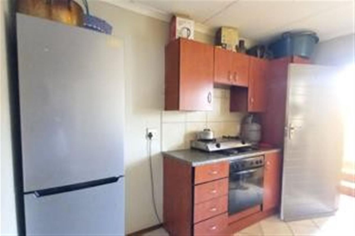 Townhouse for sale in Kempton Park - Photo 4