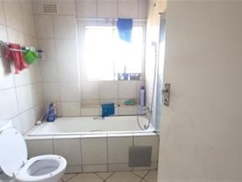 Townhouse for sale in Kempton Park - Photo 8