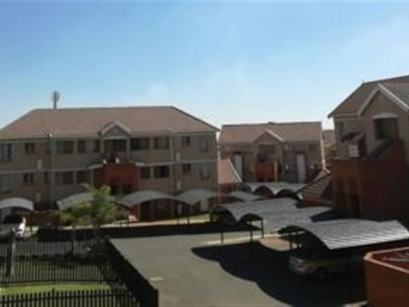 Townhouse for sale in Kempton Park - Photo 3