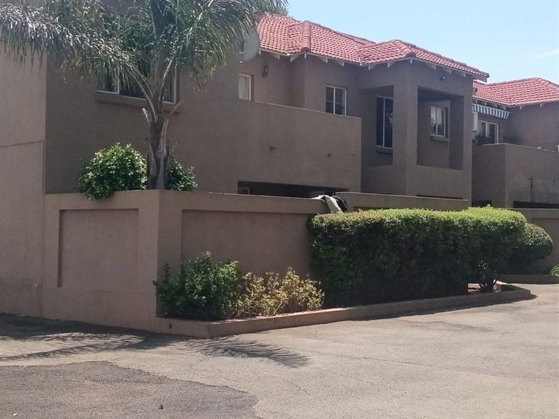 2 Bedroom Apartment To Rent in Fairland, Randburg - Photo 2