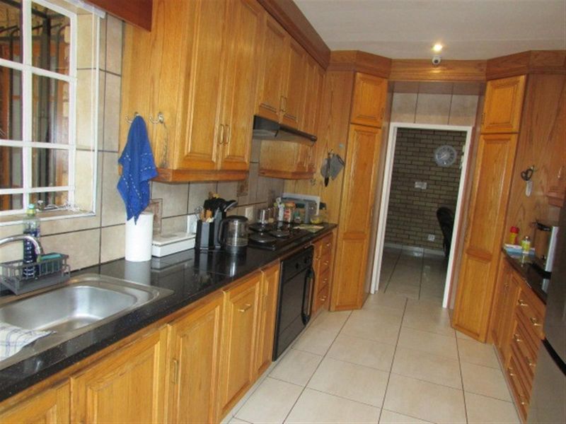 Beautiful Family Home in Colbyn West - Photo 8