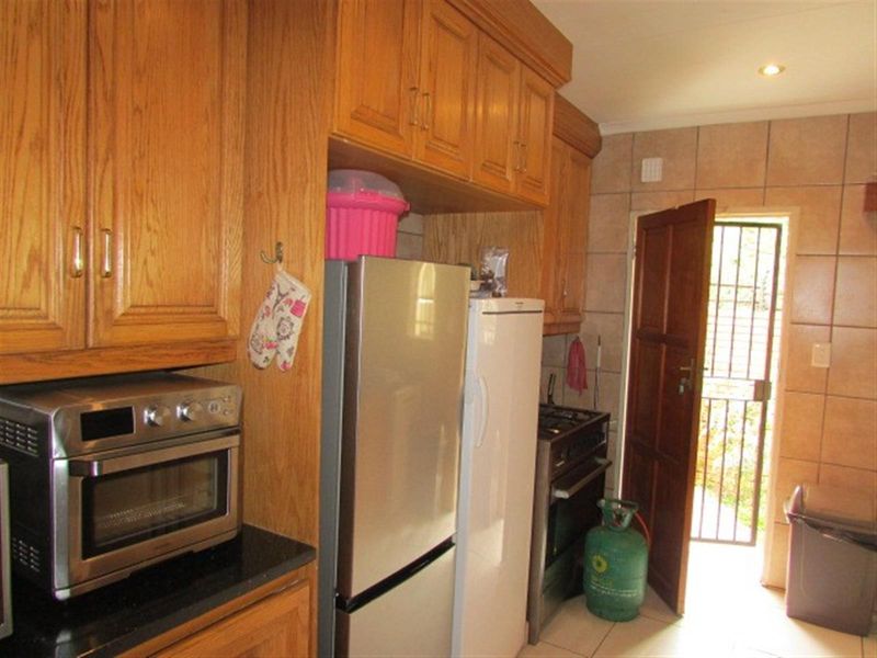 Beautiful Family Home in Colbyn West - Photo 7