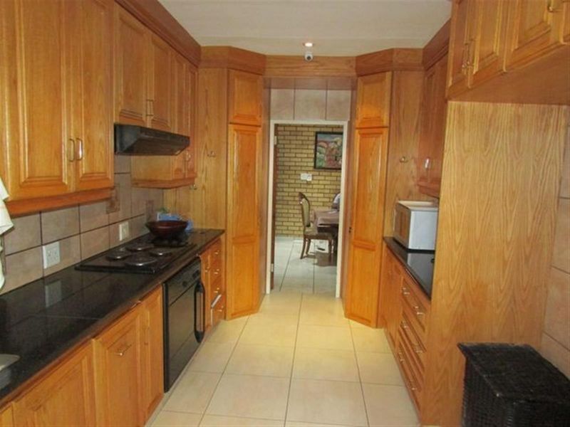 Beautiful Family Home in Colbyn West - Photo 6