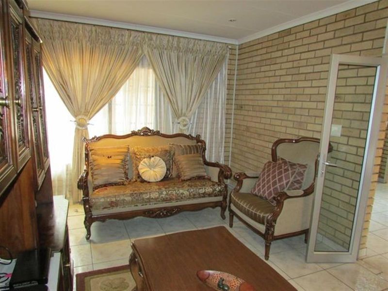 Beautiful Family Home in Colbyn West - Photo 4