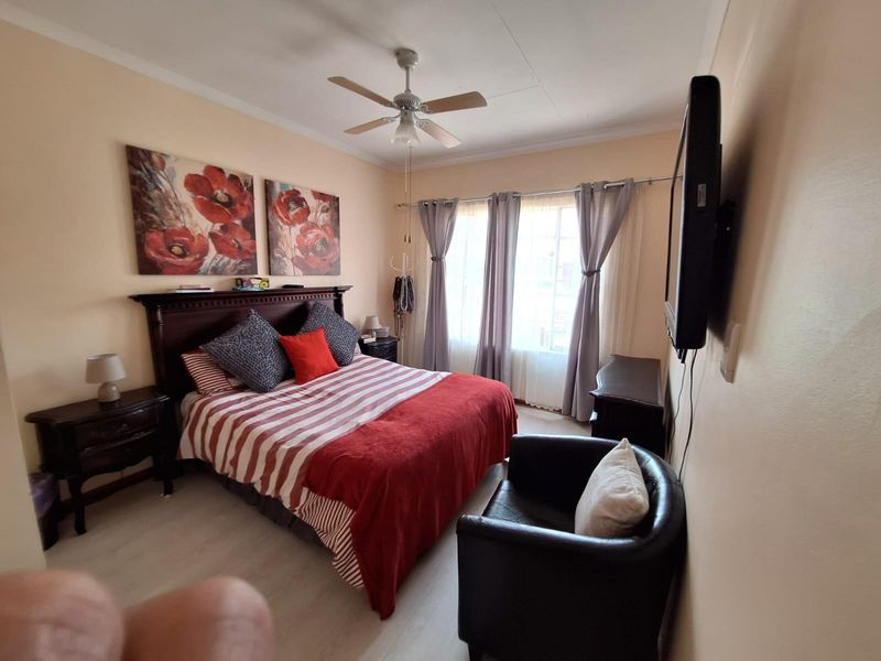 An ideal option for retirees seeking security, comfort, and convenience. - Photo 9