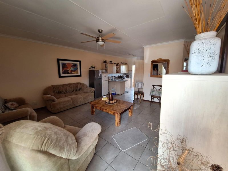 An ideal option for retirees seeking security, comfort, and convenience. - Photo 2