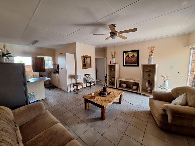 An ideal option for retirees seeking security, comfort, and convenience. - Photo 3