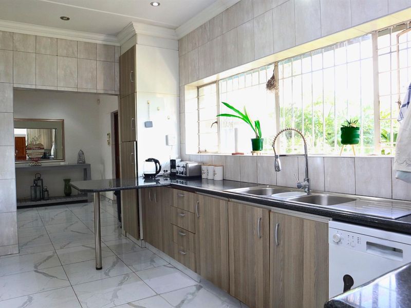 House For Sale in Florida Hills, Ontdekkers Road, Roodepoort - Photo 7