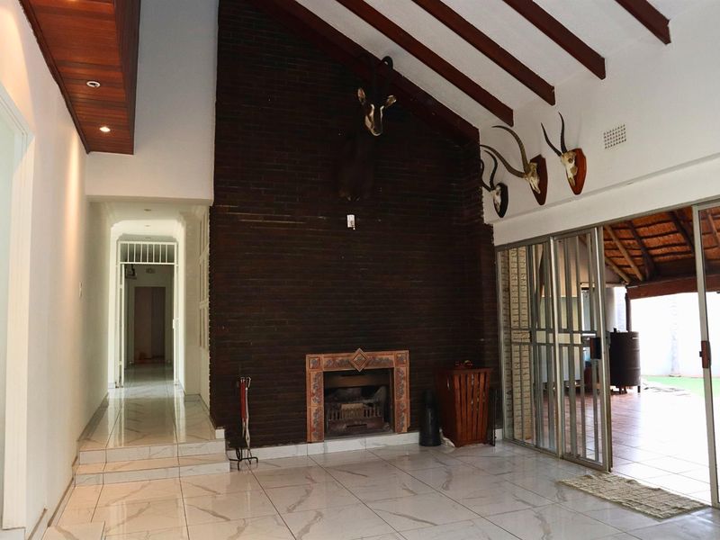 House For Sale in Florida Hills, Ontdekkers Road, Roodepoort - Photo 6