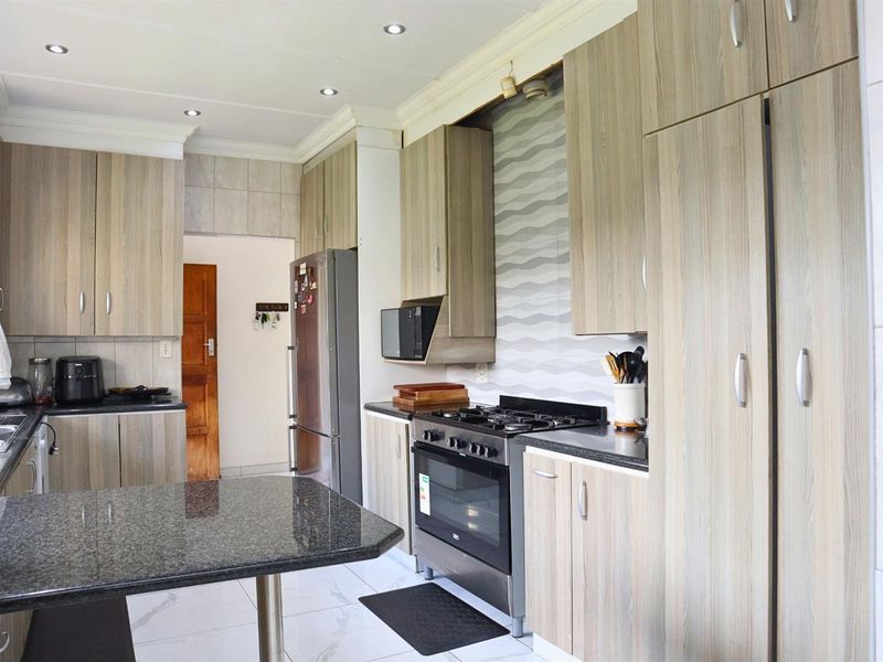 House For Sale in Florida Hills, Ontdekkers Road, Roodepoort - Photo 8