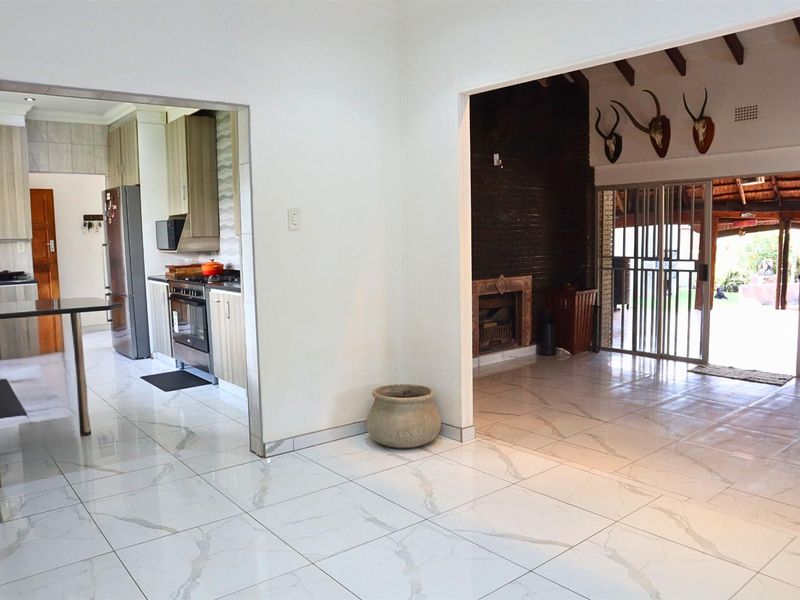 House For Sale in Florida Hills, Ontdekkers Road, Roodepoort - Photo 5