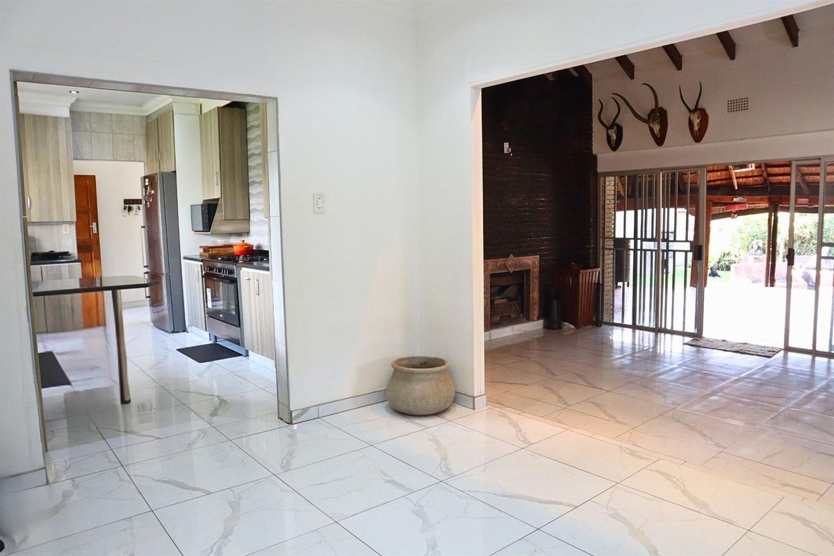 House For Sale in Florida Hills, Ontdekkers Road, Roodepoort - Photo 5