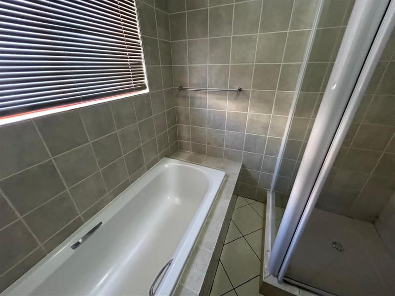 Townhouse in popular area. - Photo 9