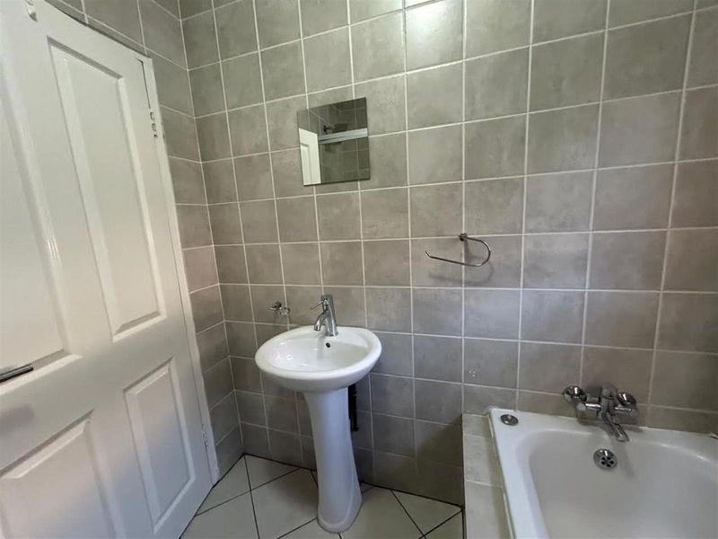 Townhouse in popular area. - Photo 8