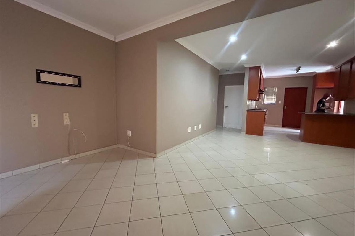 Townhouse in popular area. - Photo 3