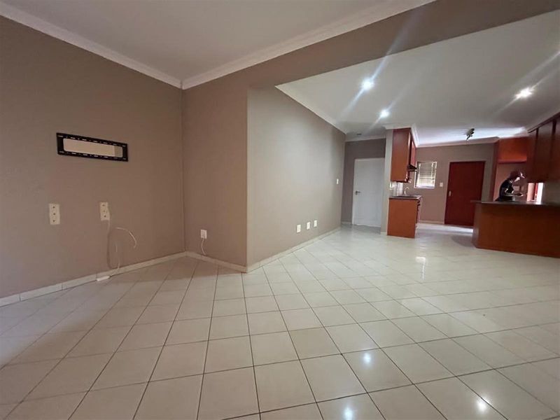 Townhouse in popular area. - Photo 3