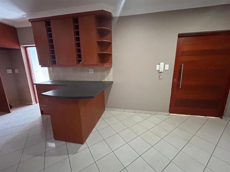 Townhouse in popular area. - Photo 5