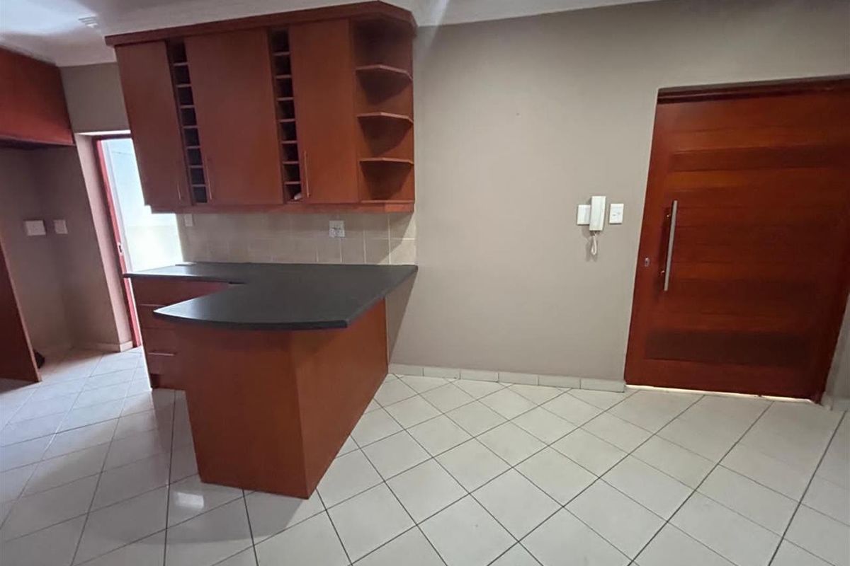 Townhouse in popular area. - Photo 5