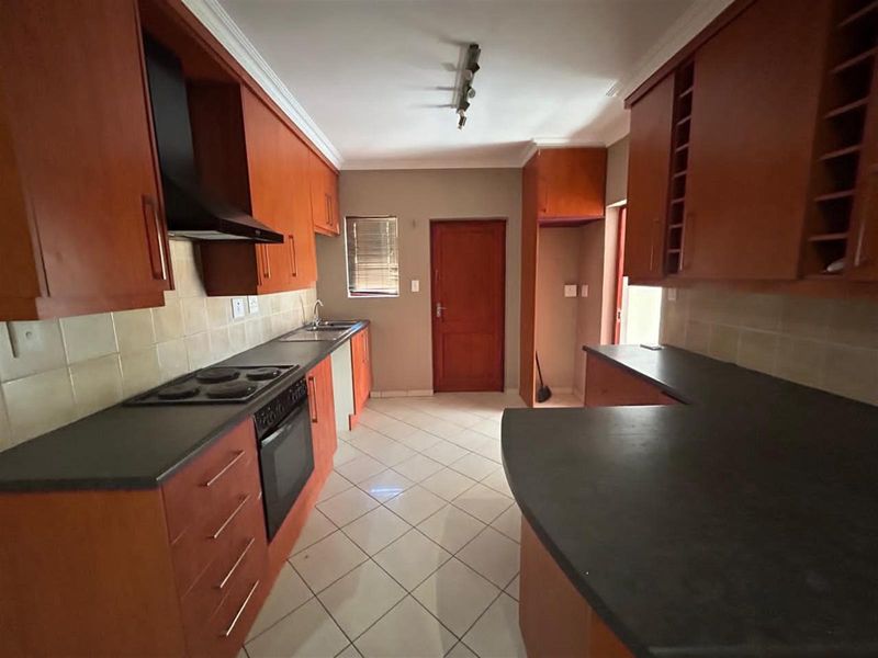 Townhouse in popular area. - Photo 4