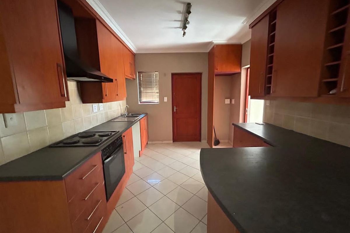 Townhouse in popular area. - Photo 4