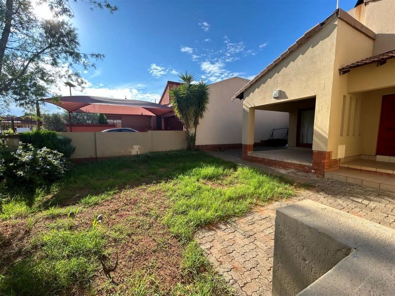 Townhouse in popular area. - Photo 2