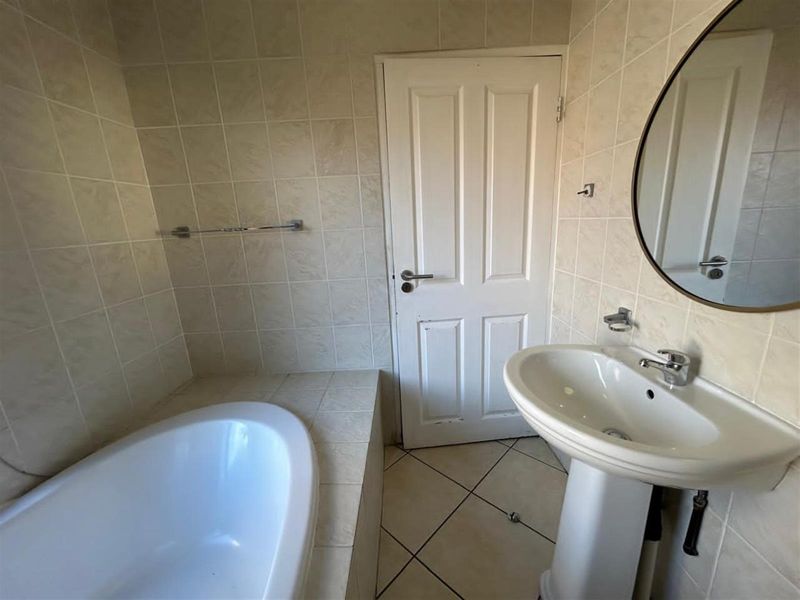 Townhouse in popular area. - Photo 10