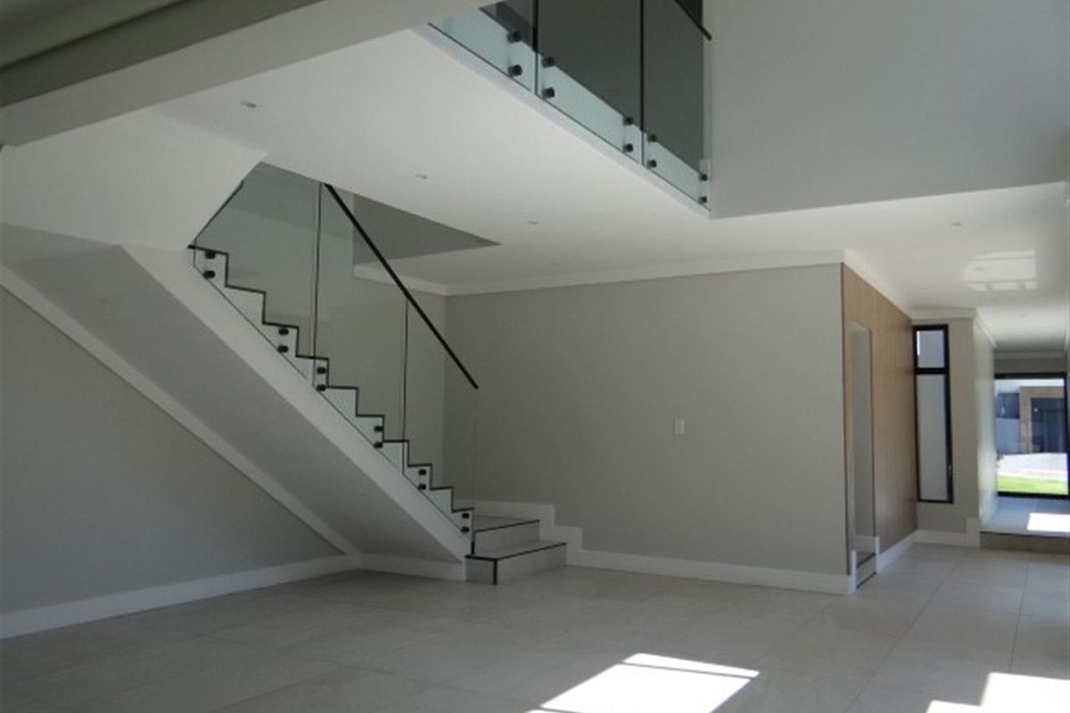 5 Bedroom House For Sale in Midstream Ridge Estate, Midstream Estate, Centurion - Photo 4