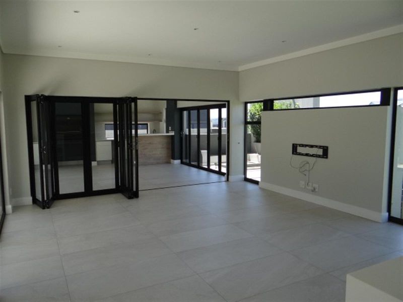 5 Bedroom House For Sale in Midstream Ridge Estate, Midstream Estate, Centurion - Photo 10