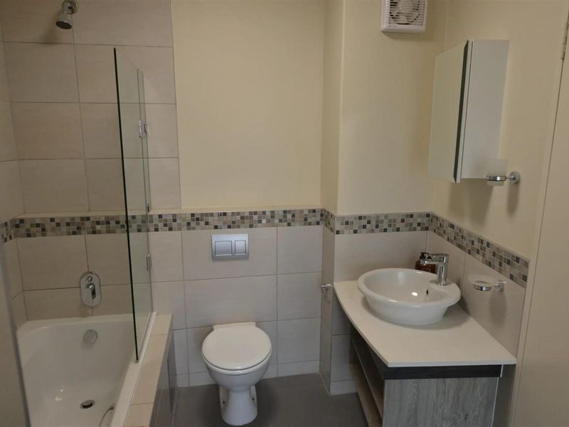 Beautiful 2 Bedroom Apartment for Sale in Hatfield, Pretoria - Photo 3