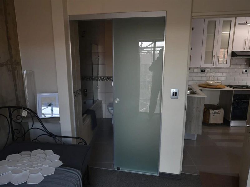 Beautiful 2 Bedroom Apartment for Sale in Hatfield, Pretoria - Photo 2