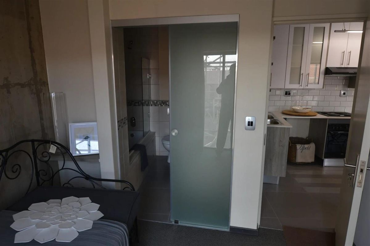 Beautiful 2 Bedroom Apartment for Sale in Hatfield, Pretoria - Photo 2