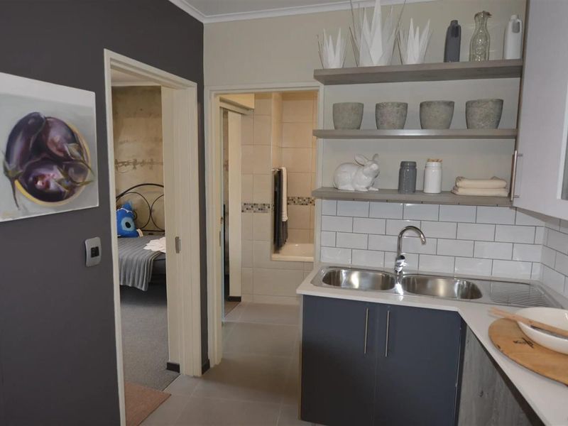 Beautiful 2 Bedroom Apartment for Sale in Hatfield, Pretoria - Photo 4