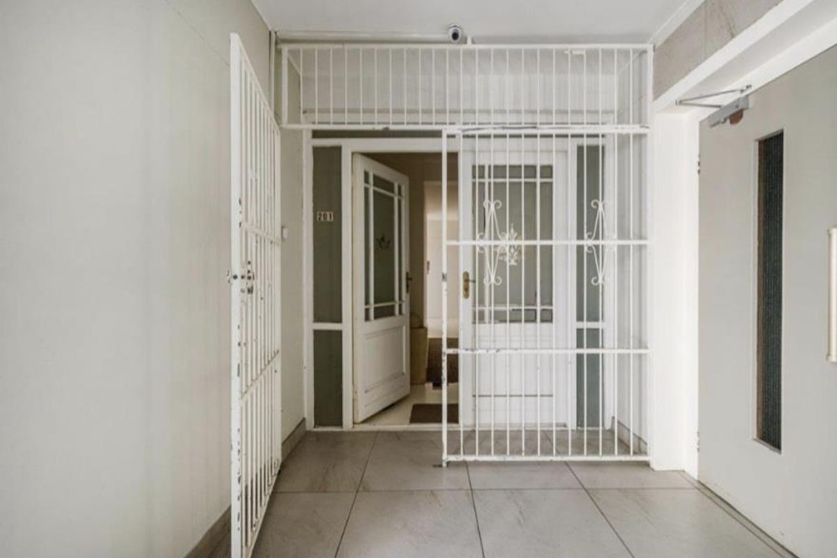 Apartment For Sale in Humewood, Port Elizabeth - Photo 2