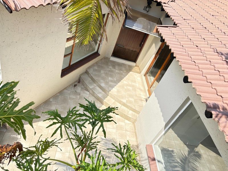 A Roodekrans address worth showing off! 5 Bedroom House to Rent - Photo 2