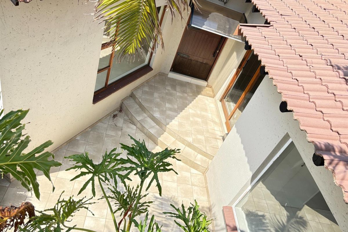 A Roodekrans address worth showing off! 5 Bedroom House to Rent - Photo 2