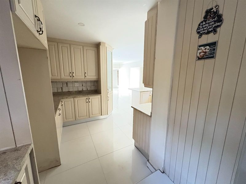 A Roodekrans address worth showing off! 5 Bedroom House to Rent - Photo 7