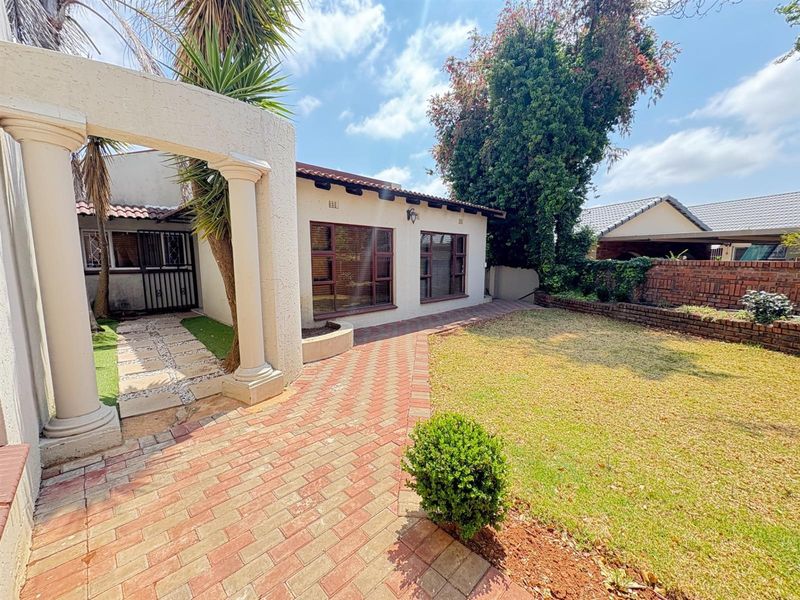 A Roodekrans address worth showing off! 5 Bedroom House to Rent - Photo 4