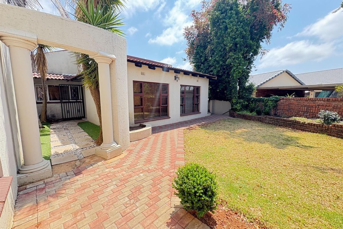 A Roodekrans address worth showing off! 5 Bedroom House to Rent - Photo 4