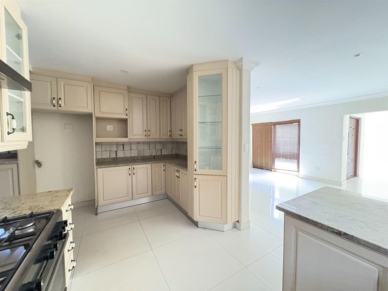 A Roodekrans address worth showing off! 5 Bedroom House to Rent - Photo 10