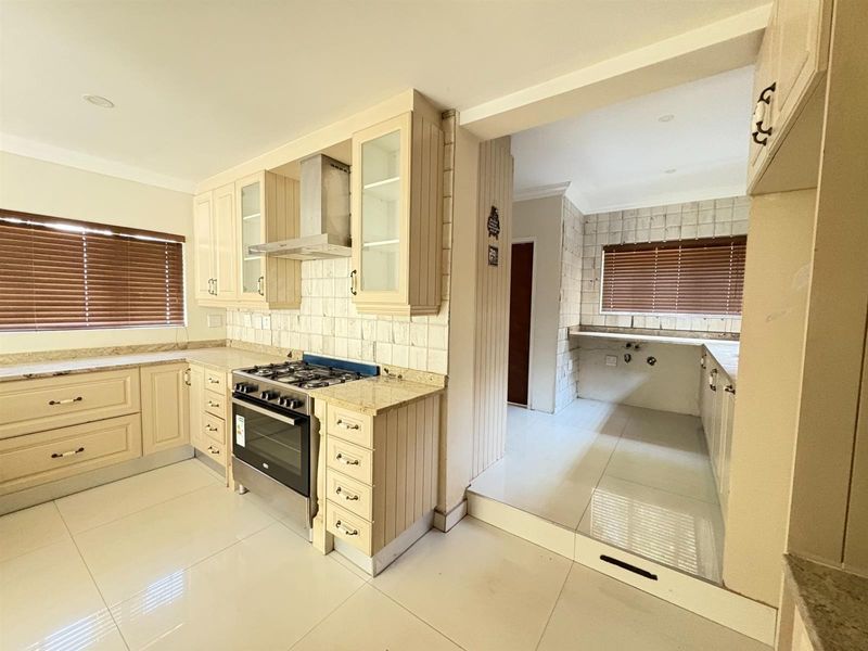 A Roodekrans address worth showing off! 5 Bedroom House to Rent - Photo 9