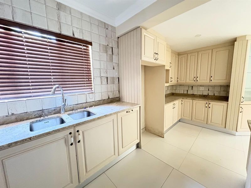 A Roodekrans address worth showing off! 5 Bedroom House to Rent - Photo 8