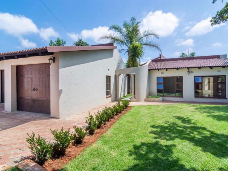 A Roodekrans address worth showing off! 5 Bedroom House to Rent - Photo 3